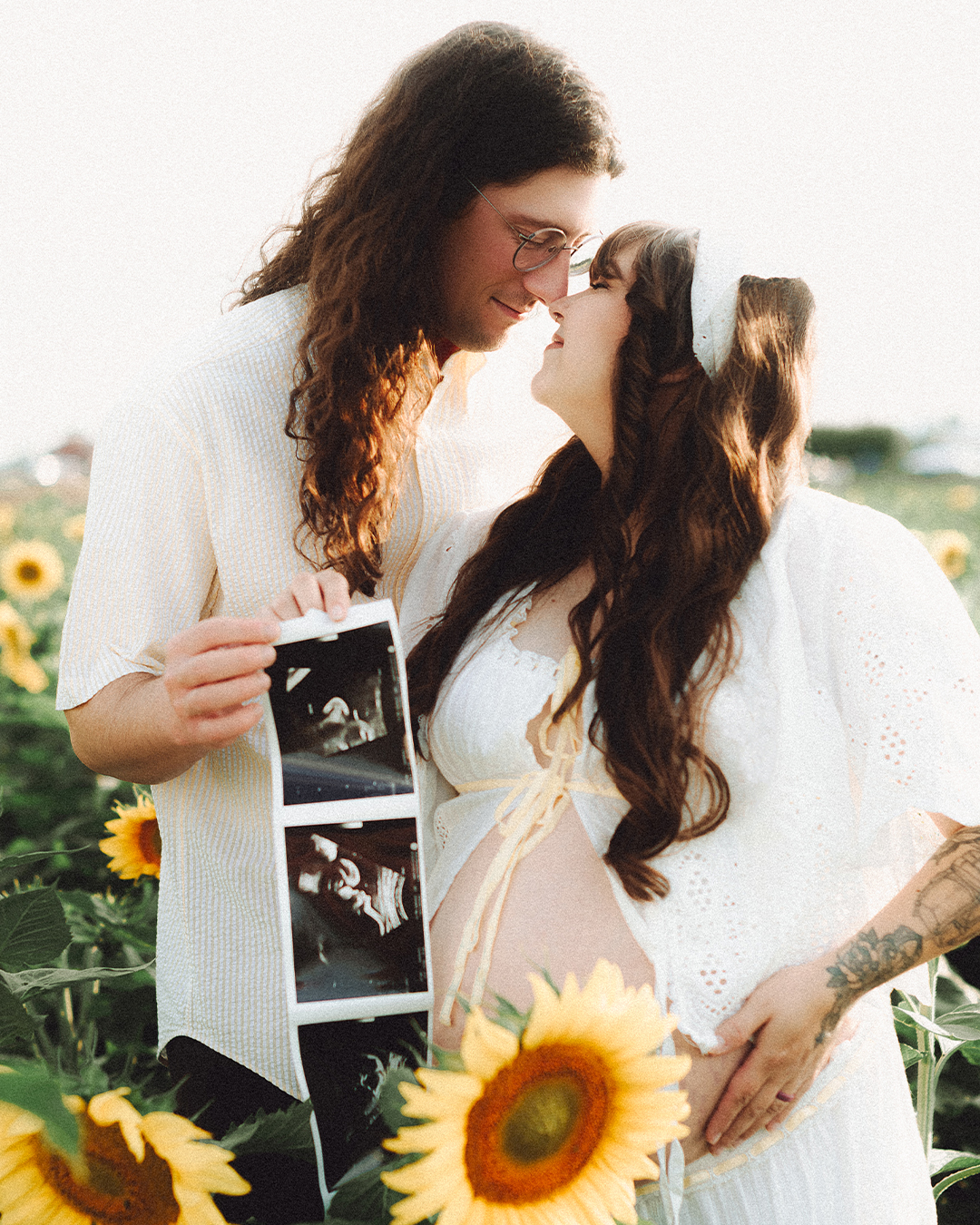 Lovestory Pregnancy Announcement Among the Sunflowers of the Wooden Shoe Tulip Farm — photograph 10 of 39